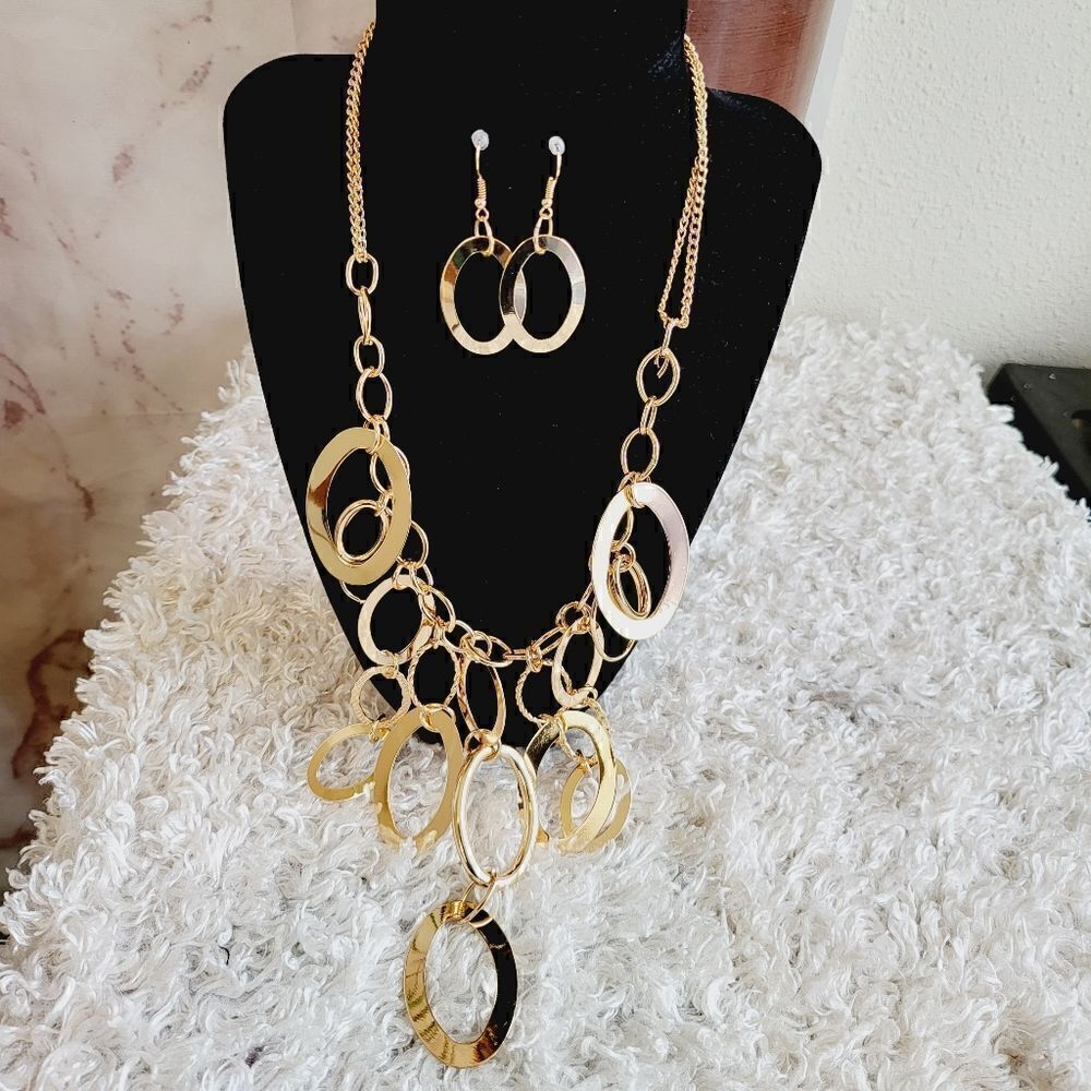 New Boutique gold tone eye catching Oval shapped with matching earrings - Picture 4 of 5
